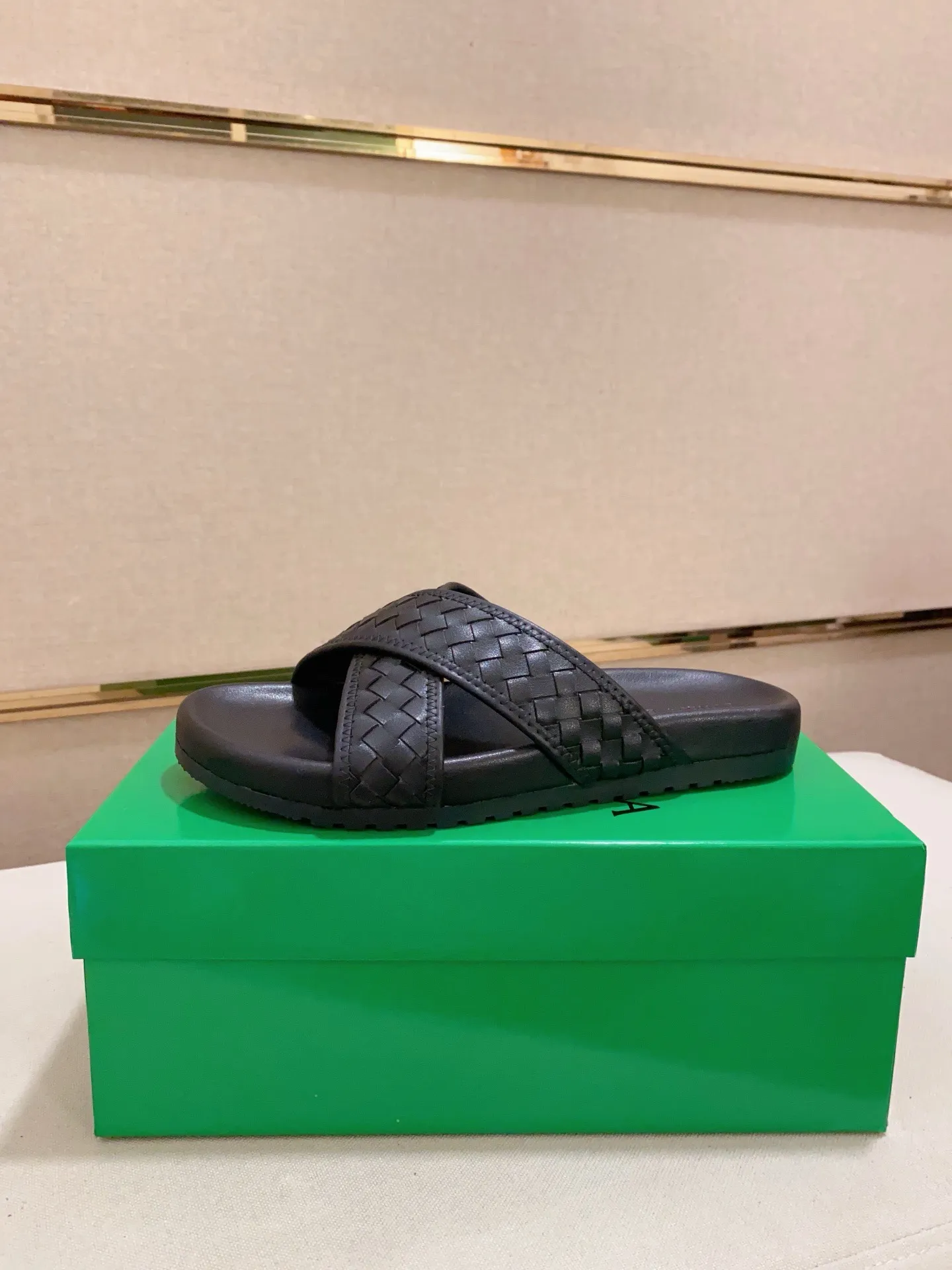 Men's shoes 💰: 320💰[BV~Bottega Veneta] Trendy new slippers are on the market. Same style as the official website. Counter quality [strong][strong][strong] Selected cow patent leather weaving. High-end atmosphere. Very cost-effective. Original wear-resistant rubber outsole. Fine workmanship. The upper layer of materials is used. The quality is visible. Shoe size 38-45.
